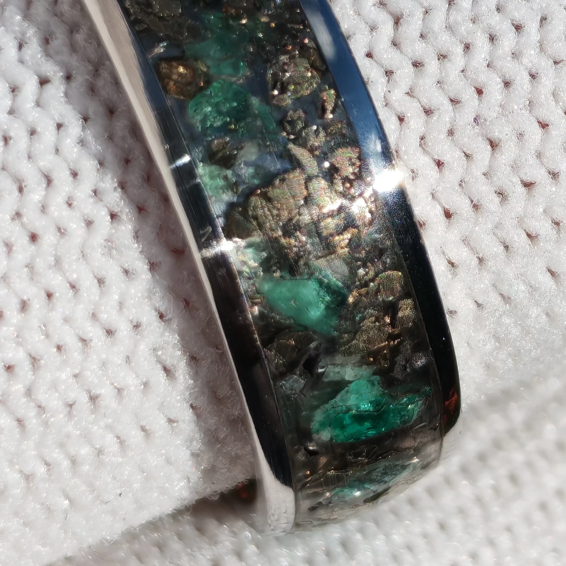 Anillo Acanalado con Esmeraldas y Pirita  3