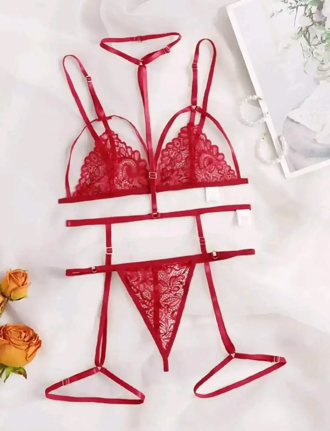 Set de lenceria con liga, gargantia y encaje floral.