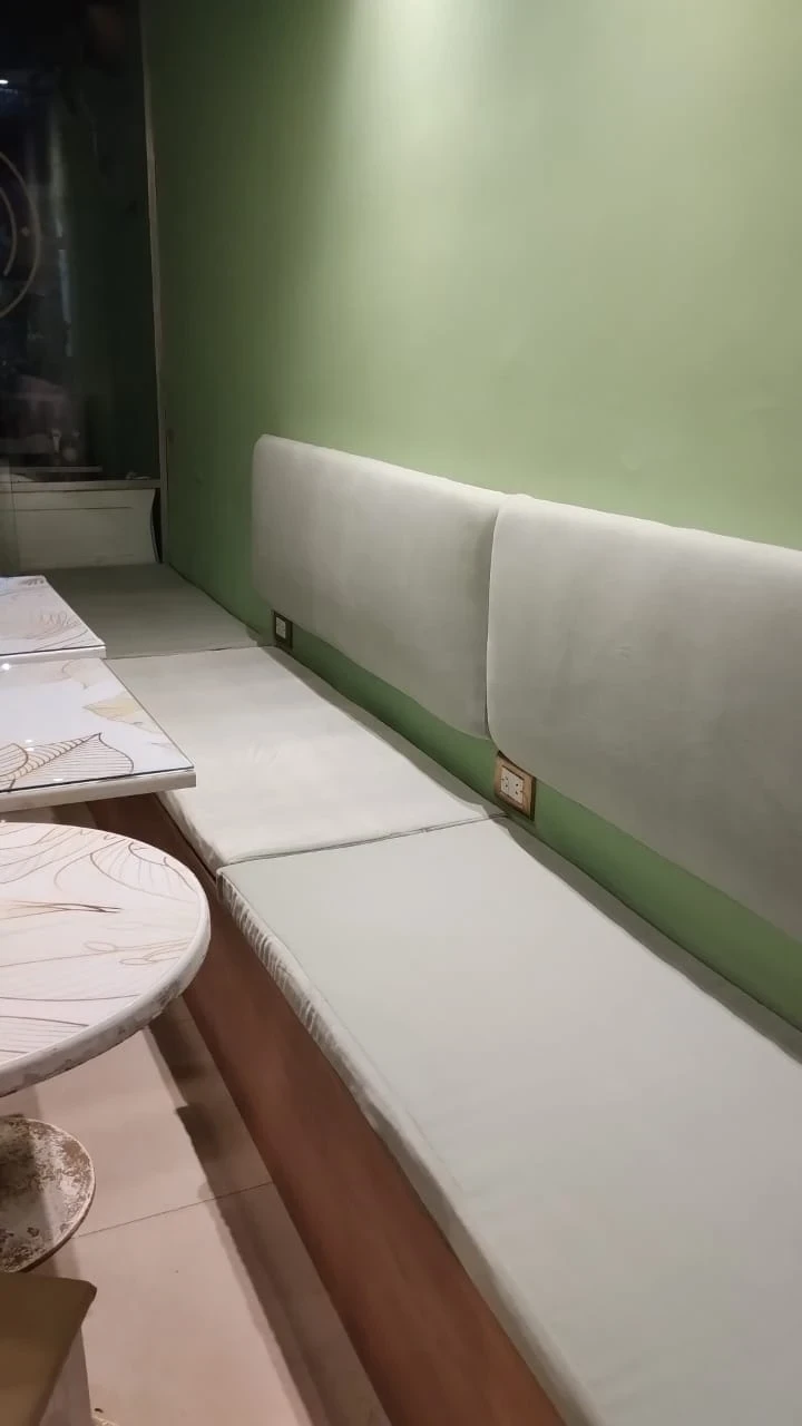 Almohadon y respaldo de pana. Cafeteria.