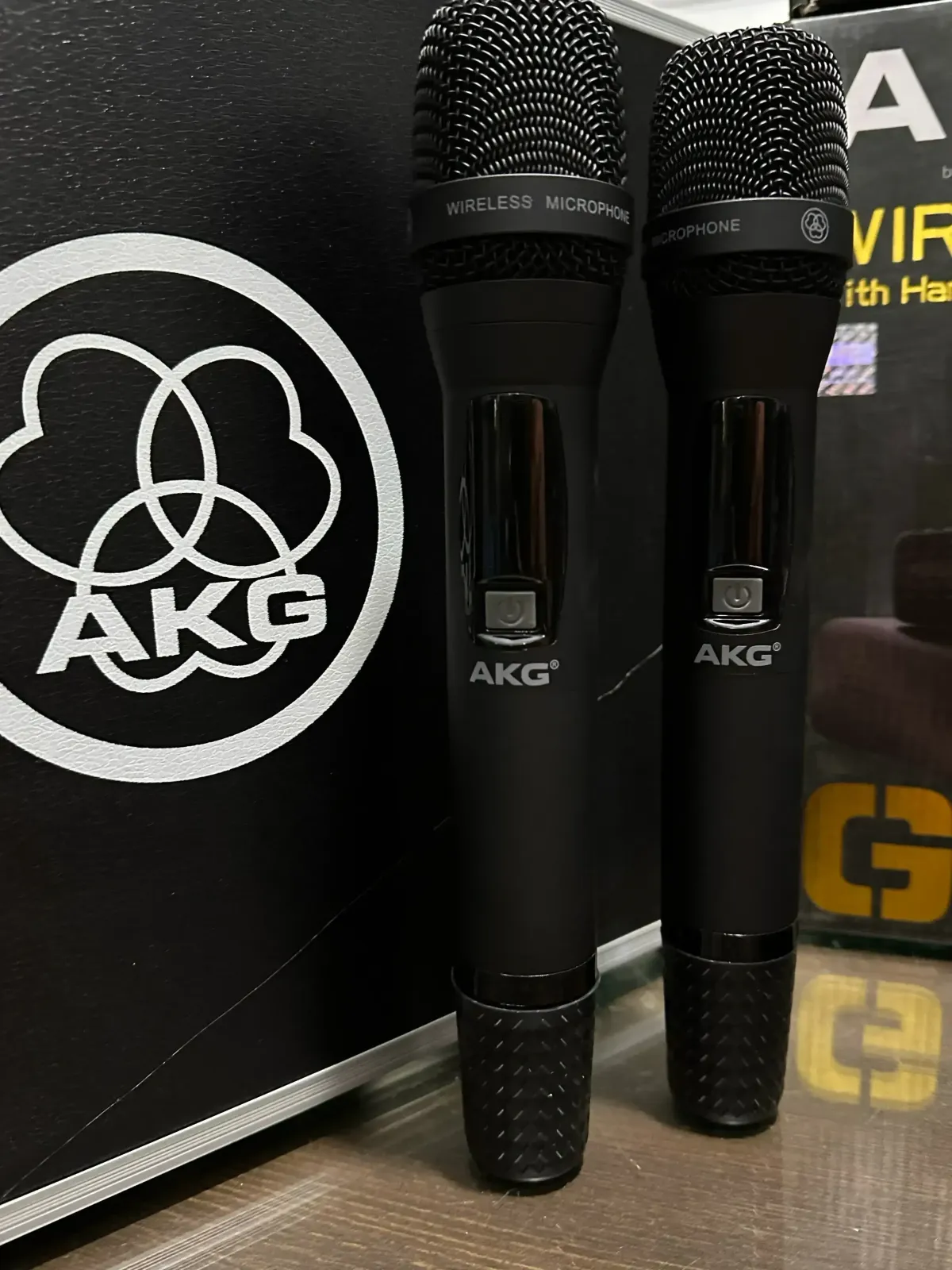 AKG G-MAX BY HARMAN EL AKG G-MAX suoer al akg duos, tiene frecuencia cambiable ademas de estructura metalica en los microfonos y el receptor, tiene una distancia real de 179 Metros, incluye pilas AA 4 antenas, conector a corriente, cable plug  El receptor tiene entradas canon y plug  INCLUYE MALETIN DE TRANSPORTE 2
