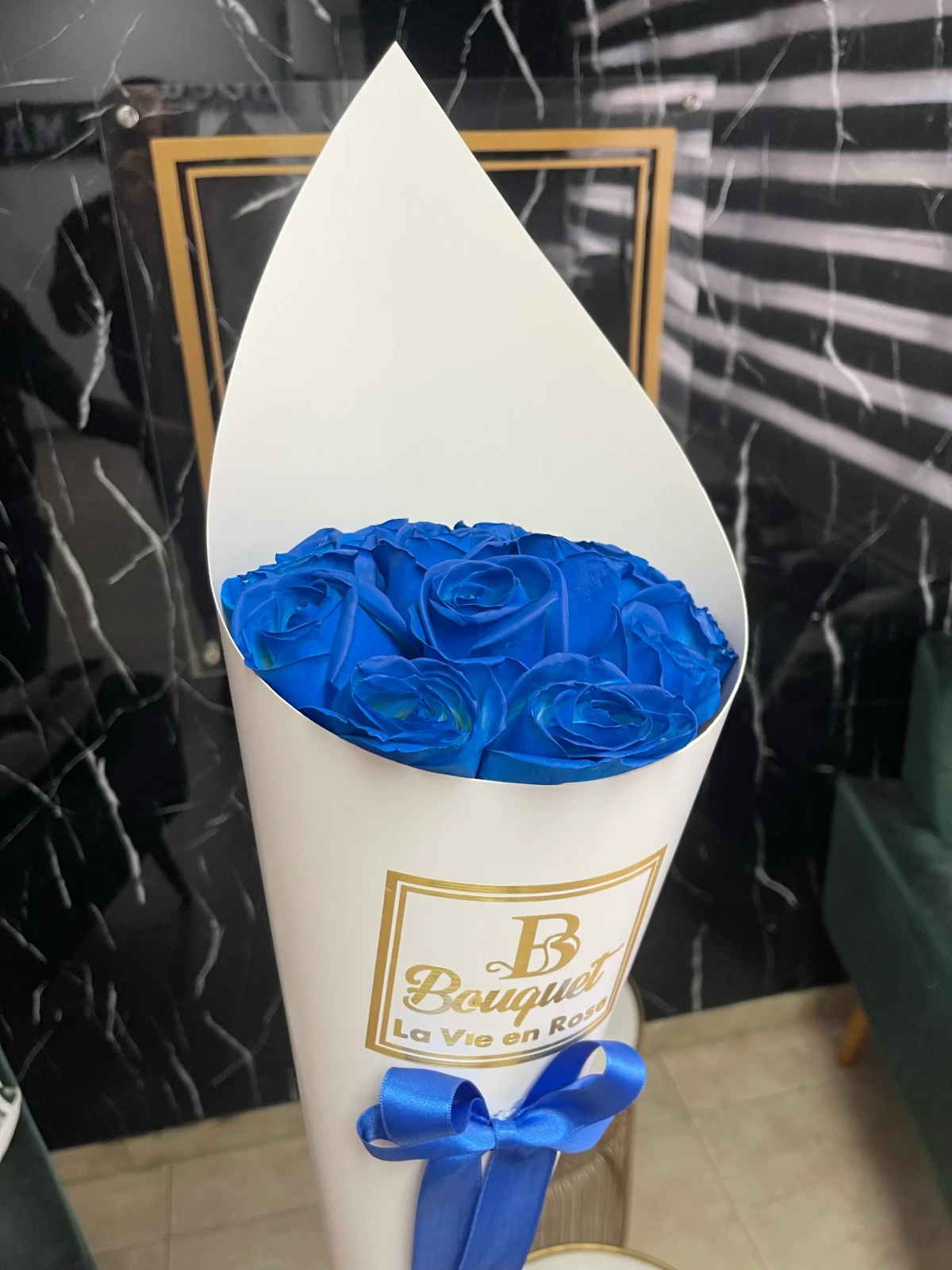 Cono de 12 rosas azules 2