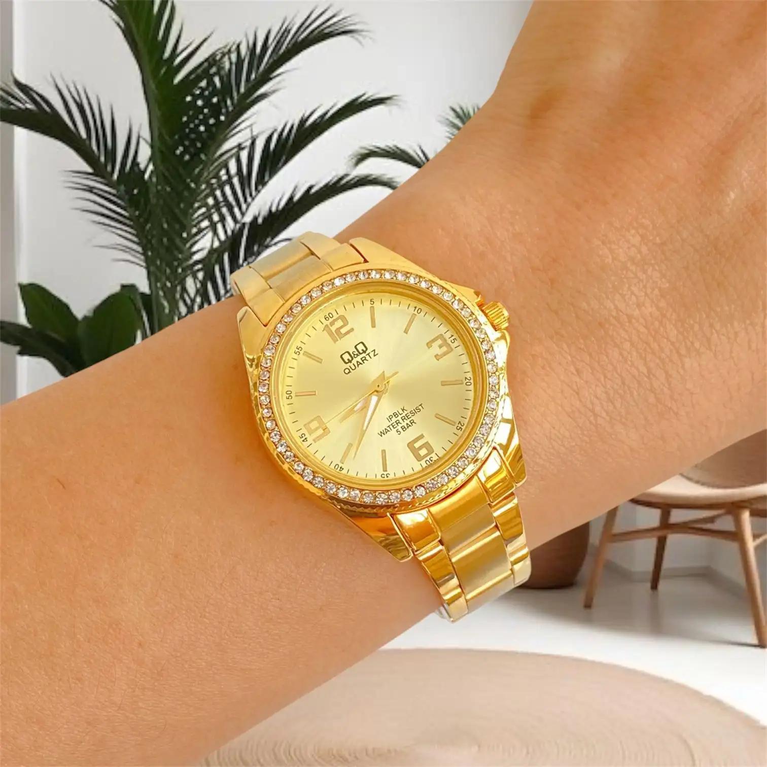 Reloj Q&Q Original Acero Con Piedras Dorado Fondo Dorado 2