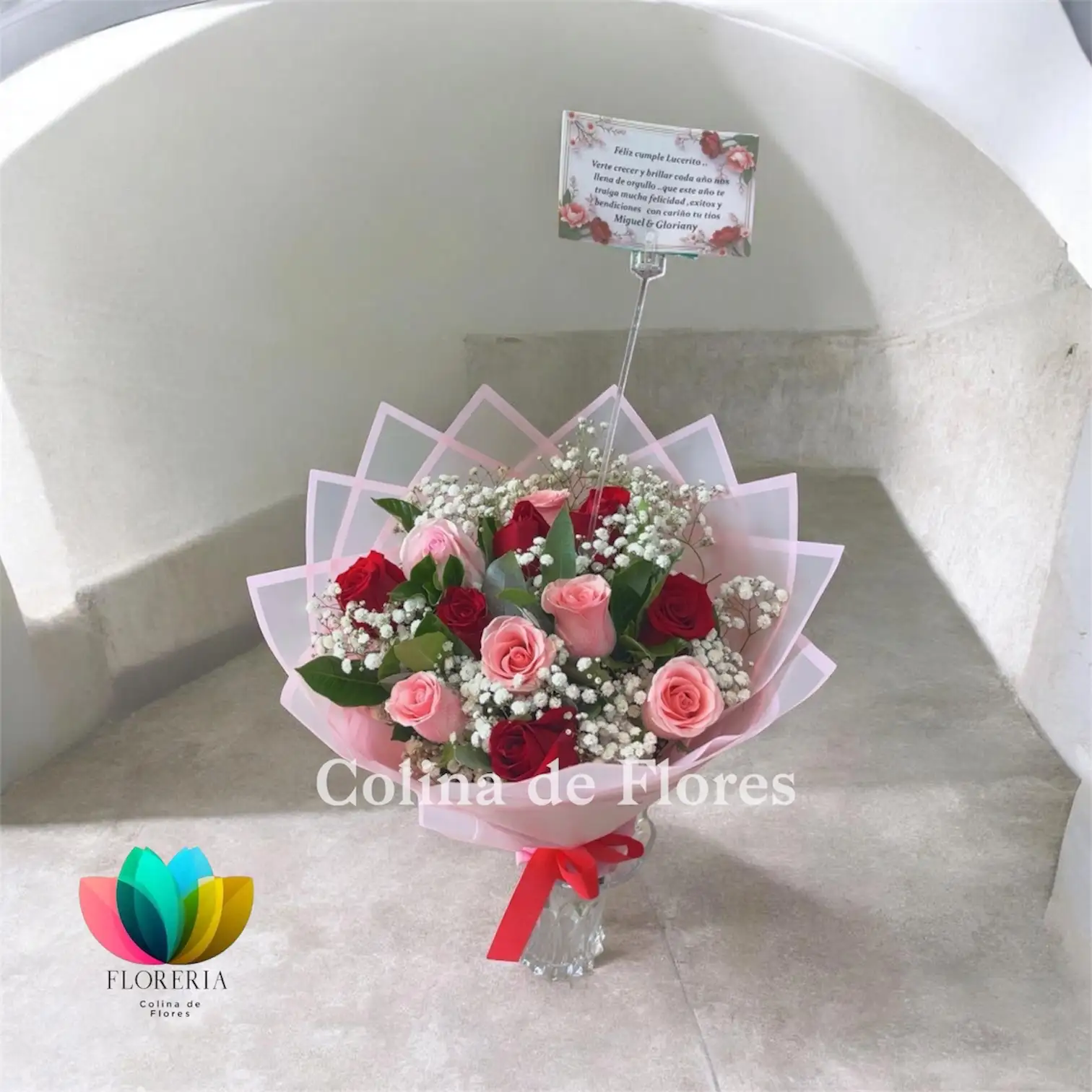 Rosas rojas y rosada 