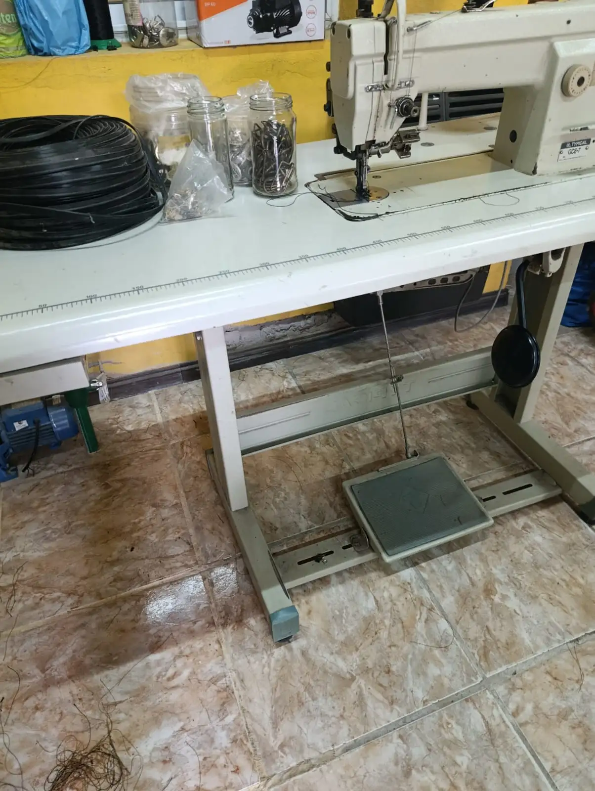 máquina de coser typical triple arrastre,avíos 2