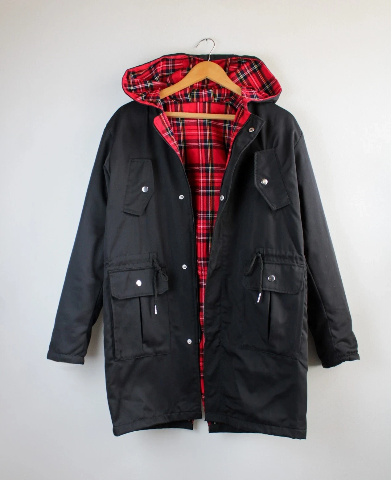 Parka negra con forro rojo 