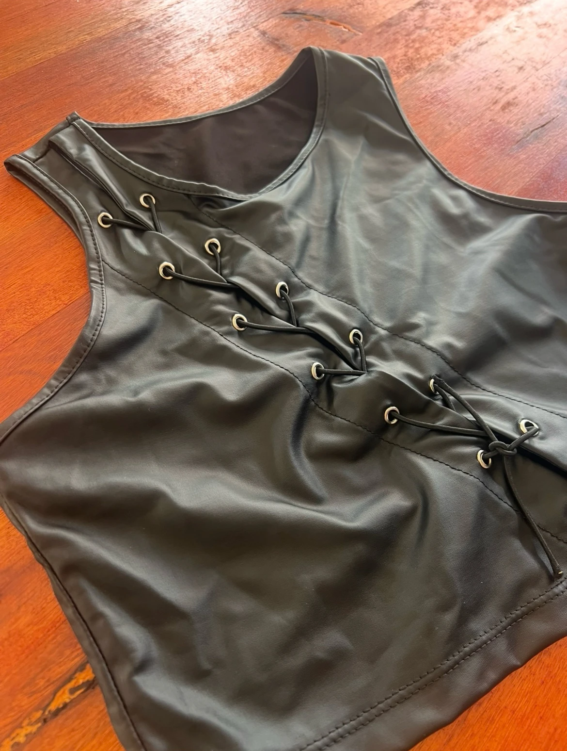 TOP BLACK LETHER