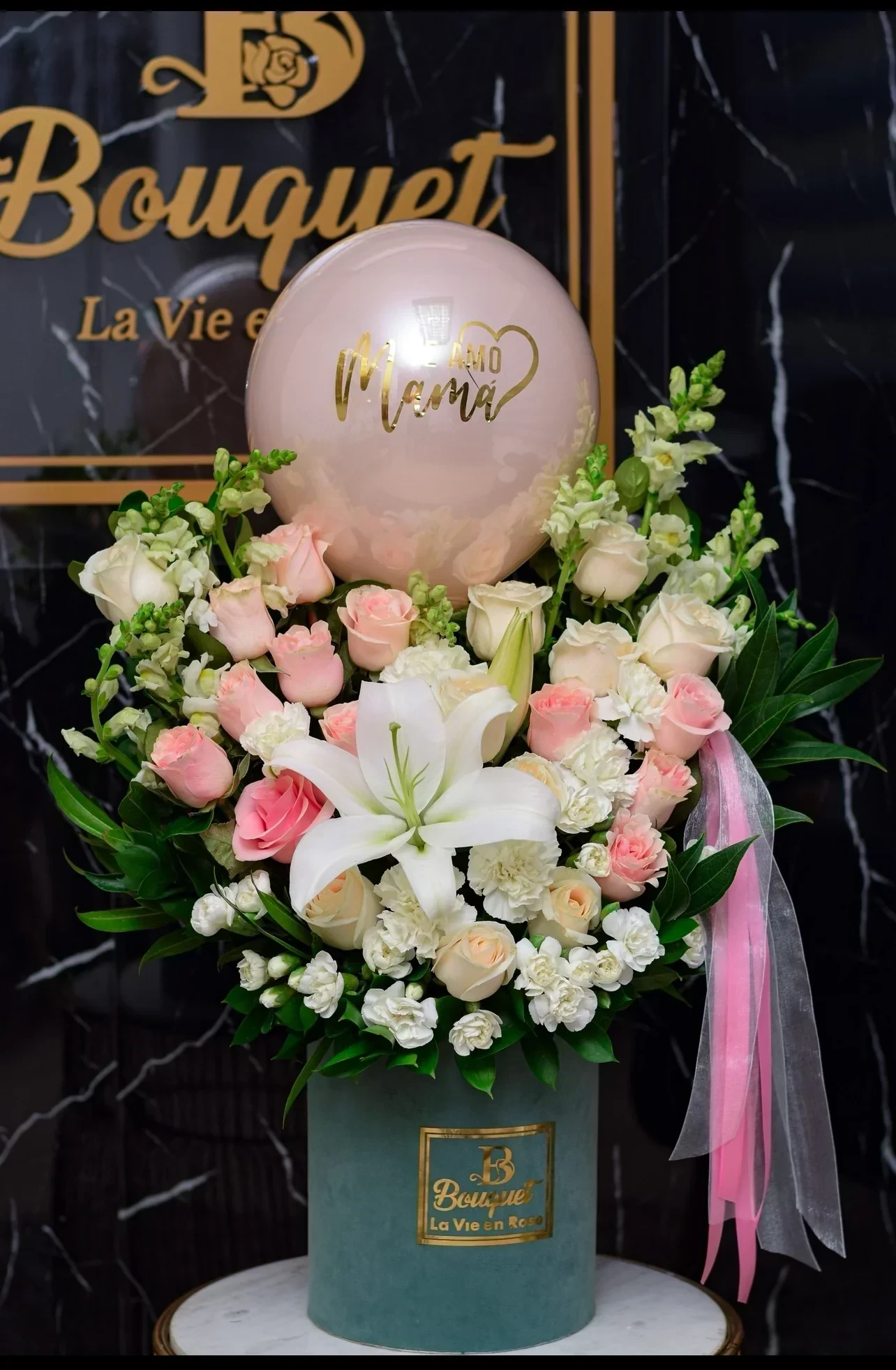 Primavera flores rosadas y globo