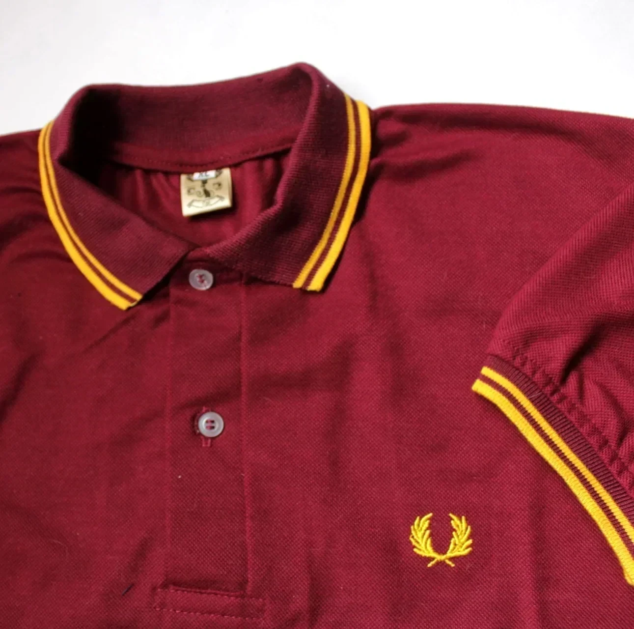 Camisa Polo vino tinto con amarillo  2