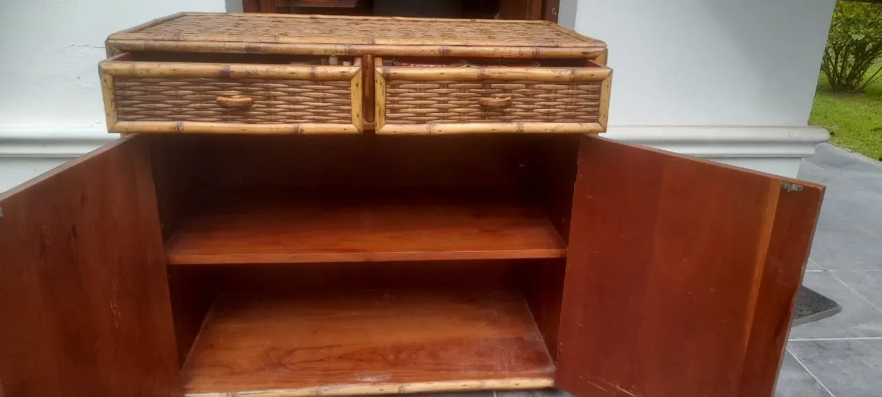 Ancho 0.90 altura 0.83 y profundidad 0.44 cm De madera cubierto de mimbre 2