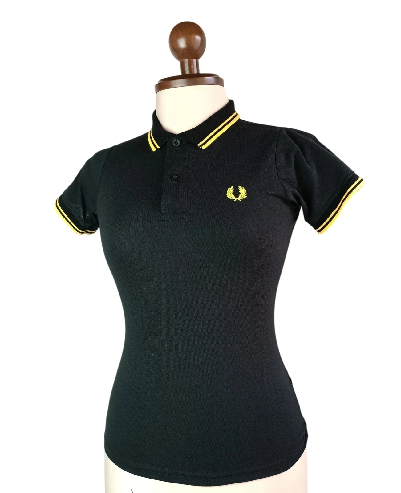 Camisa polo negra con amarillo