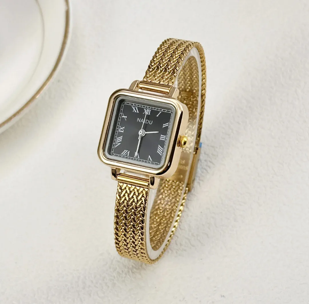 Reloj Naidu Original Acero Análogo Cuadrado Dorado Fondo Negro 2
