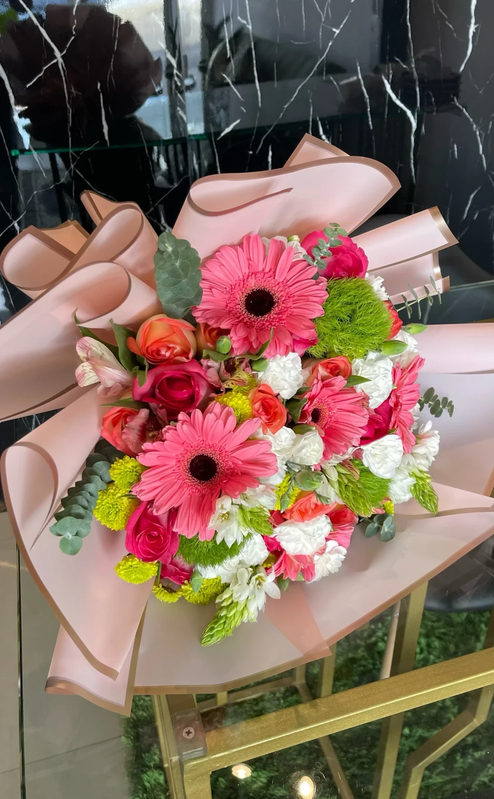 Ramillete redondo con gerberas y flores surtidas