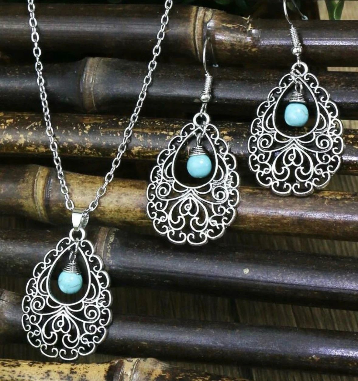 Cadena y Pendientes en metal tallado