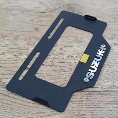 Suzuki / Porta placa acero negro logo 3d cromado ML GN 125 / AX 4 / AX 100 / GIXXER / DR 150 / GS / V STROM / DR 160 / DR 200 / BEST 125