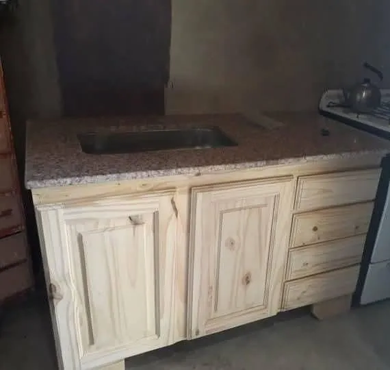 Mesada de mármol con bajo mesada de pino 1,62 x 22