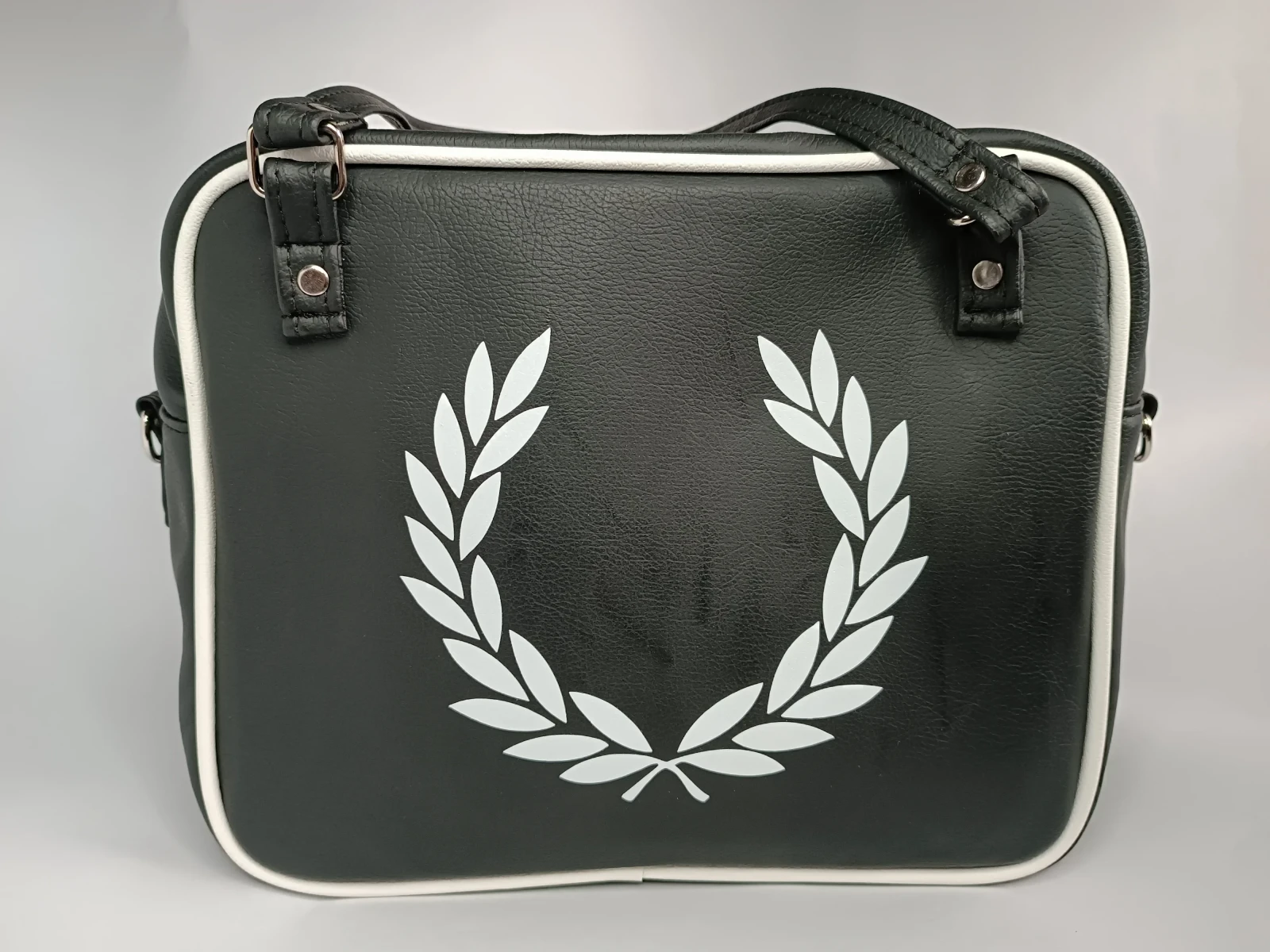 Bolso negro con laurel blanco 
