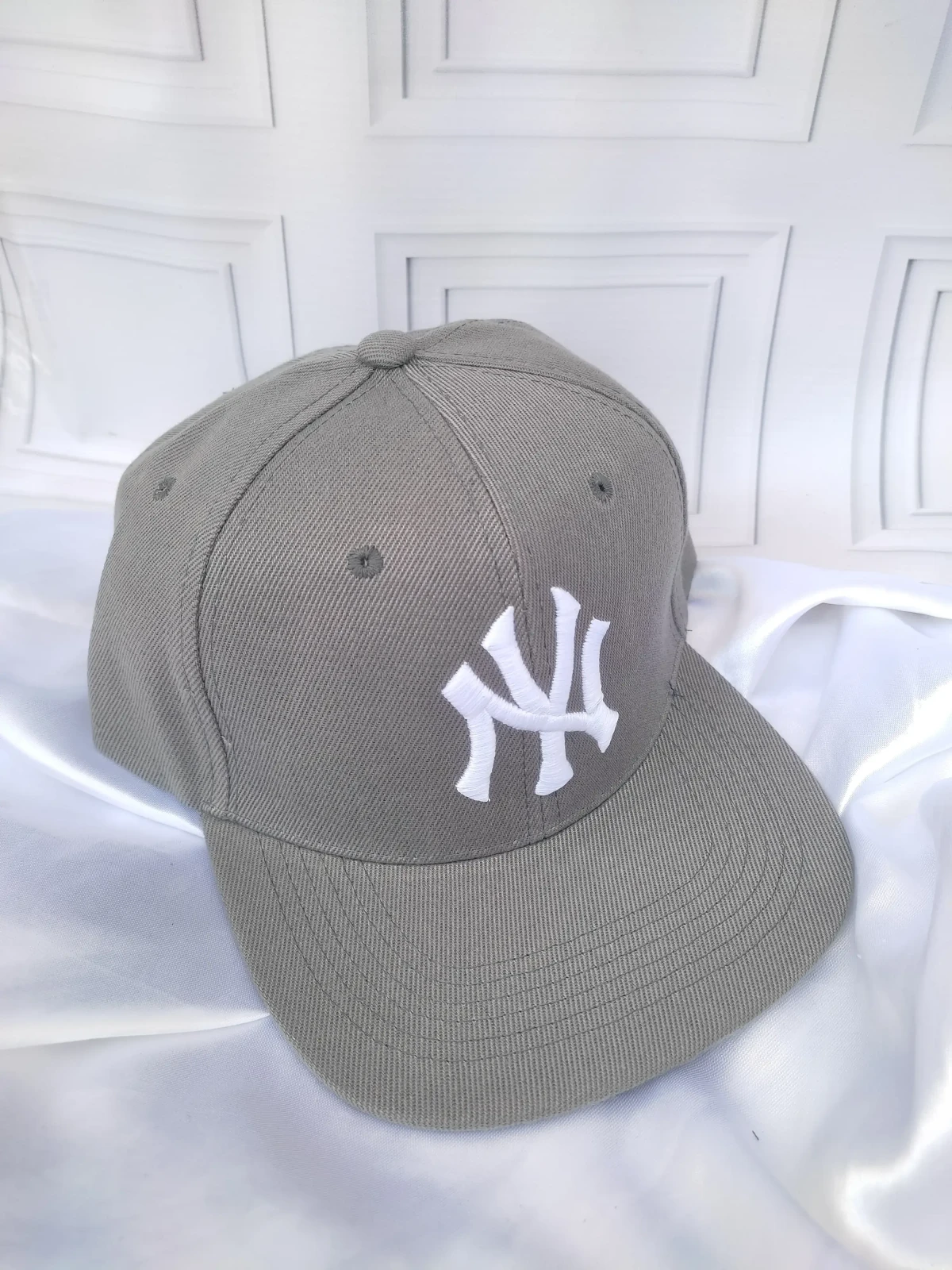 Gorra plana NY gris.