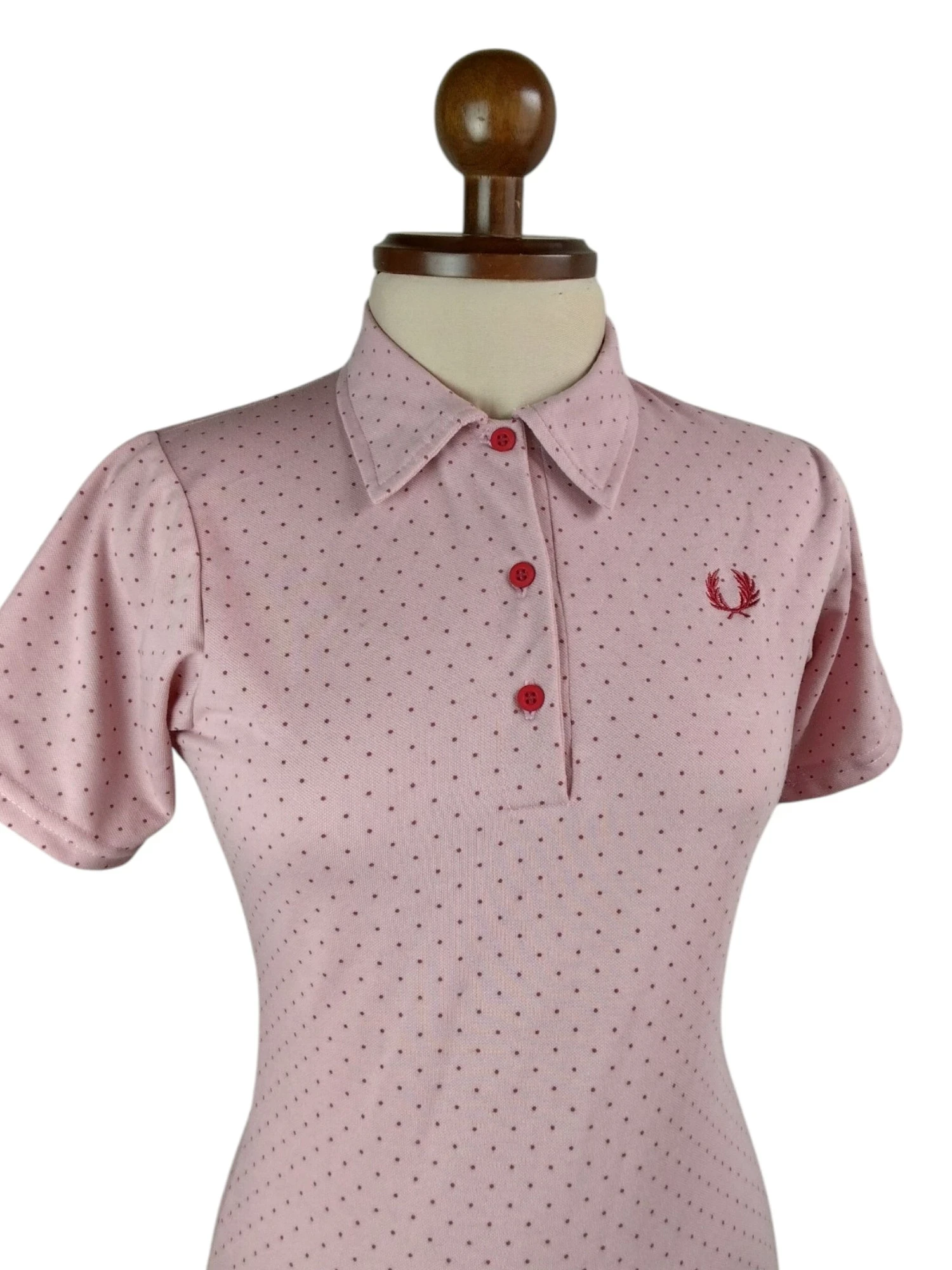 Camisa polo rosada con puntos rojos