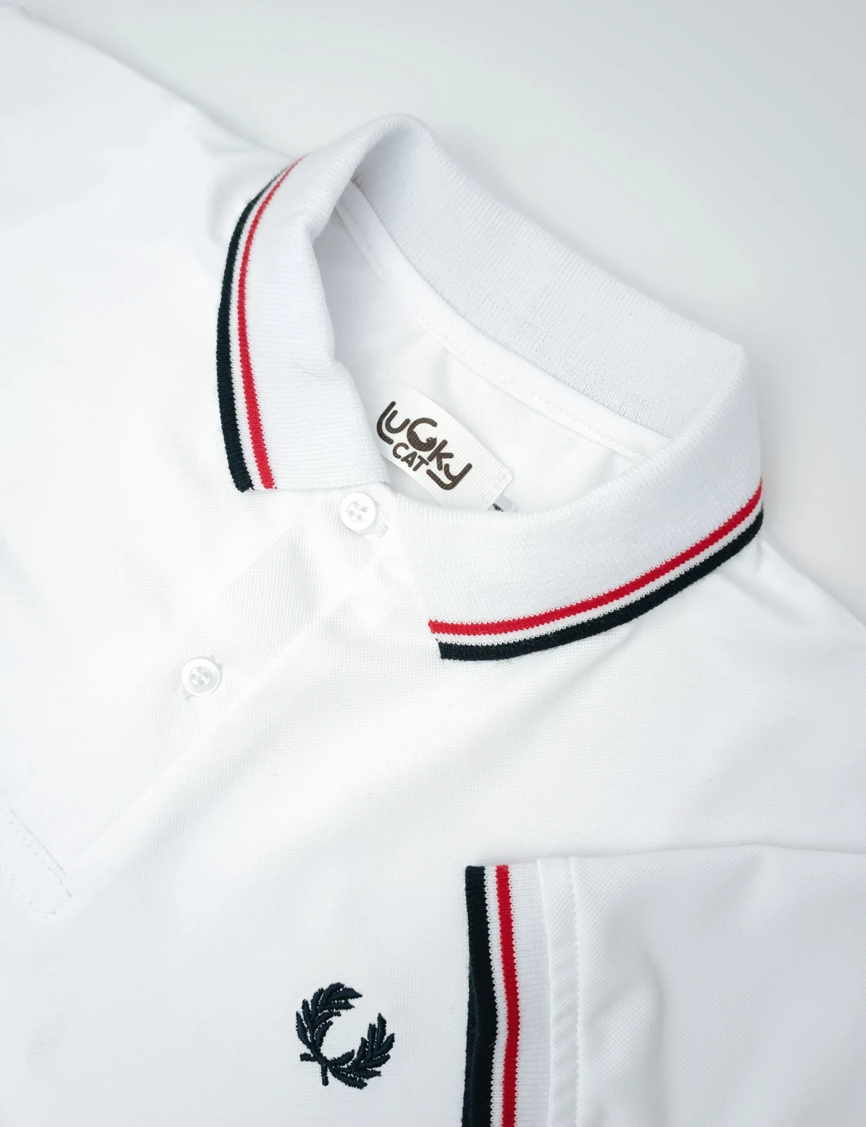 Camisa polo blanca con azul y rojo