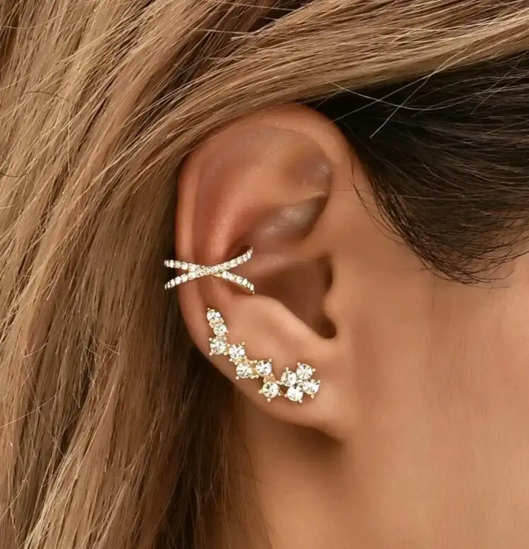 Aretes dorados con un trepador