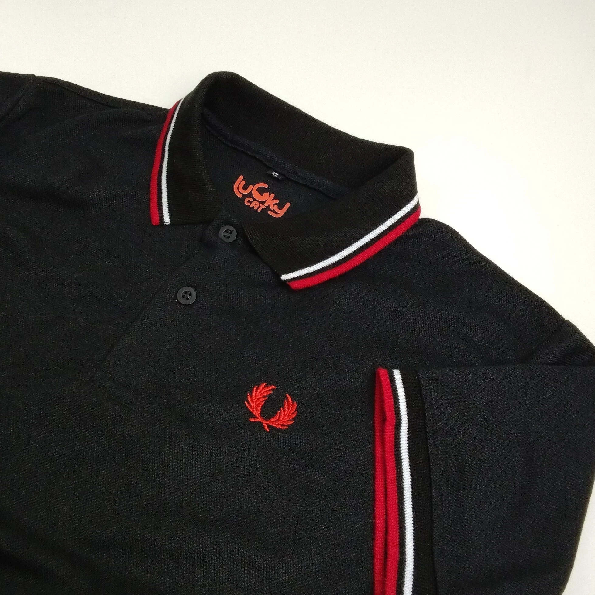 Camisa polo negra con linea roja y blanco 