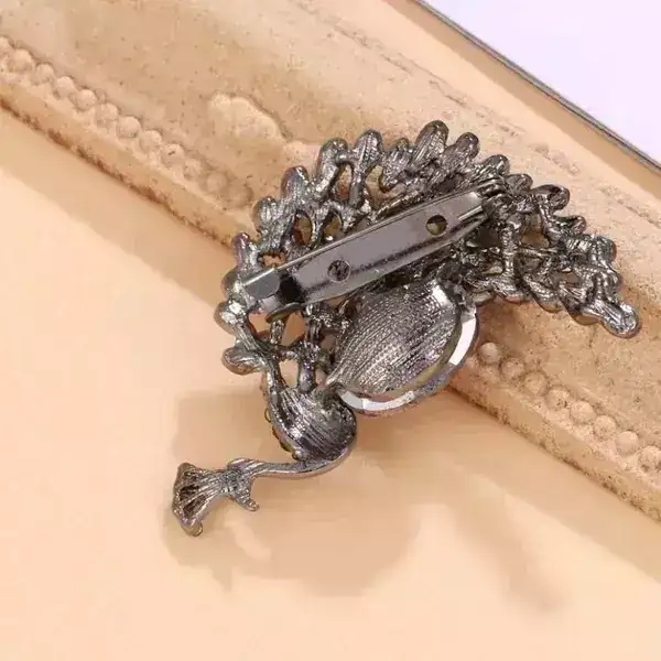 Broche con Pavo real con diamates de imitacion 2