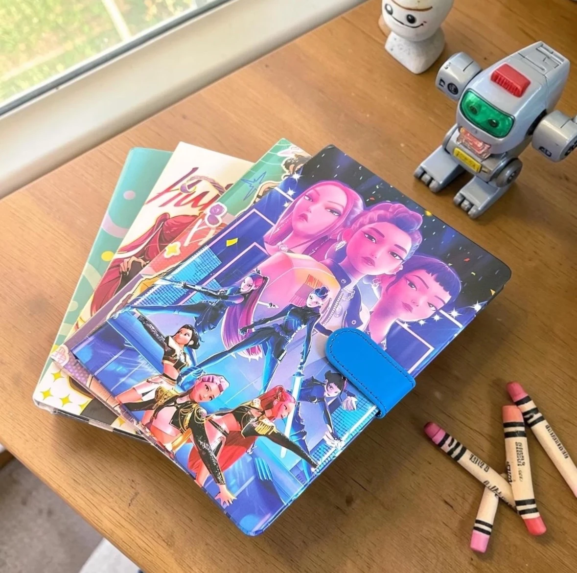 Libreta Agenda K-Pop Pasta Dura con Cierre Magnético – 60 Hojas Rayadas (4 Diseños) 4