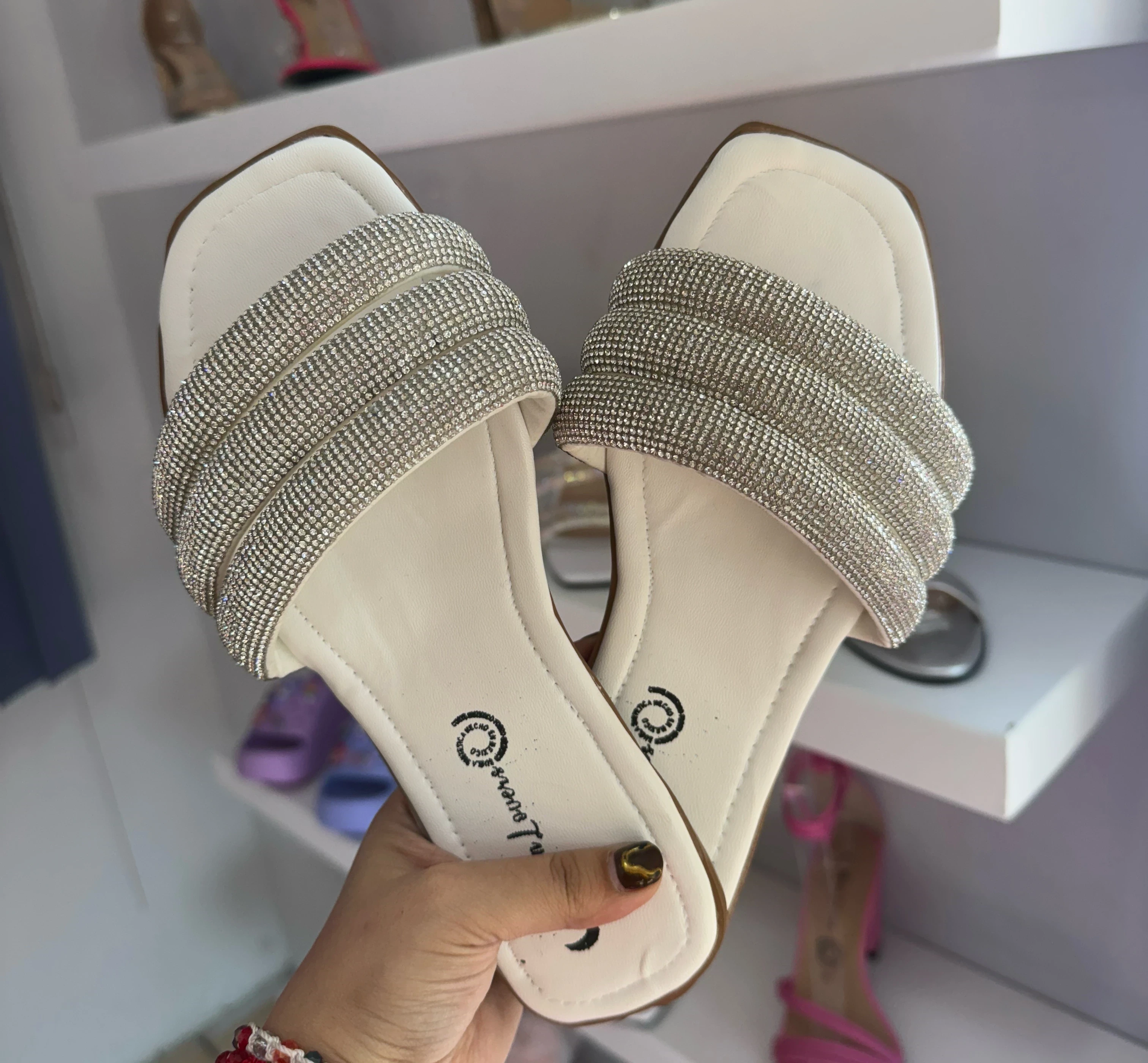 Mod.900 Sandalia Premium Blanca brillos