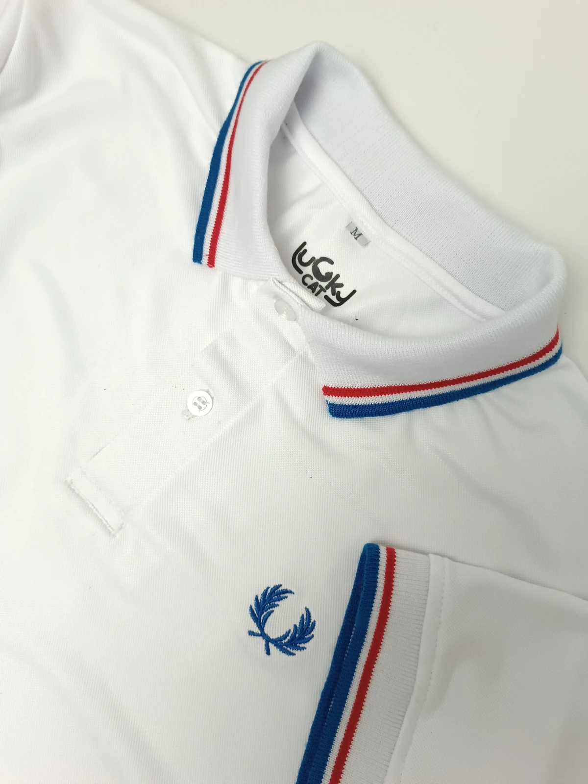 Camisa polo blanco  con linea roja y azul 
