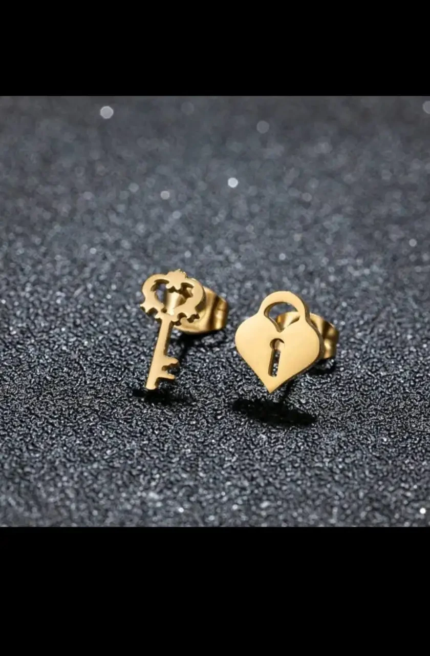 Zarcillos minimalistas estilo tachuelas