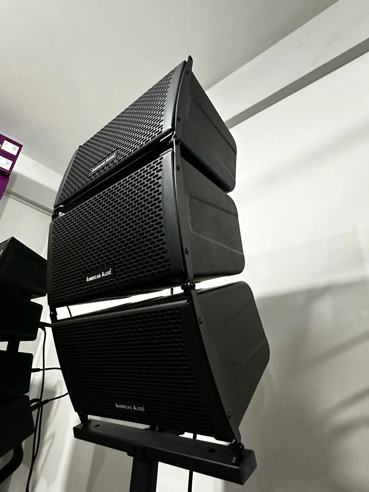 LINE ARRAY AMERICANA AUDIO BAJOS ACTIVOS 18" DELPAR DE COLUMNAS: 15,200bs  PEDIDOS: 69442828  PEDIDOS POR MAYOR: 69482978  INCLUYE:  2 BAJOS ACTIVOS DE 18" AMERICAN AUDIO  6 MEDIOS ARRAY CADA MEDIO 6" 1/2 2 PEDESTALES METALICOS  CABLES DE CONECCION  ENTRADAS:  USB-BLUETOOTH-SD-RCA-AUXILIAR 2 ENTRADAS DE MICROFONO - SISTEMA ECCO REGULABLE  💥SUB CROSSOVER💥 2 ENTRADAS EN CANON  2 SALIDAS EN CANON  8