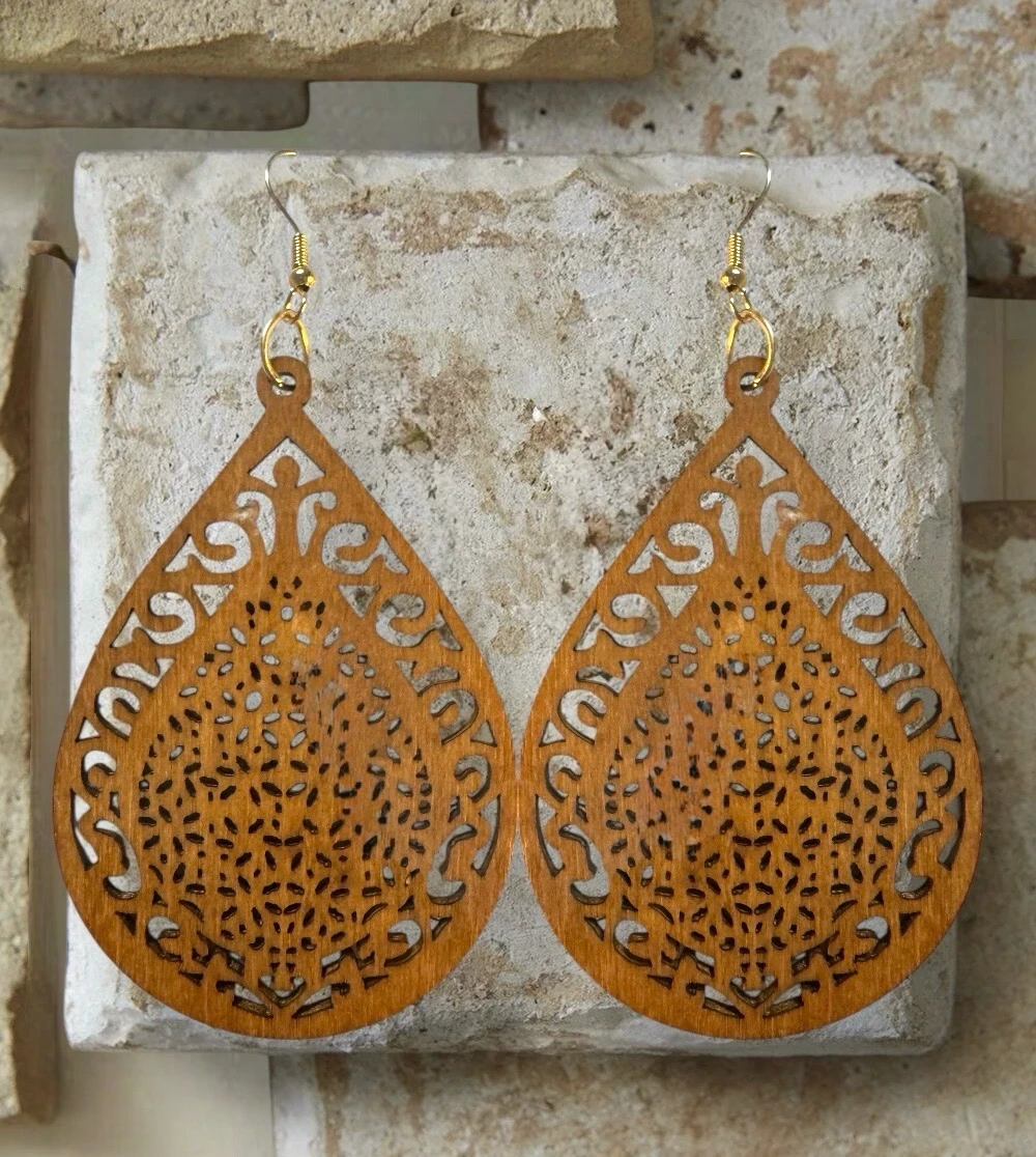 Pendientes de madera tallada con diseño de gota
