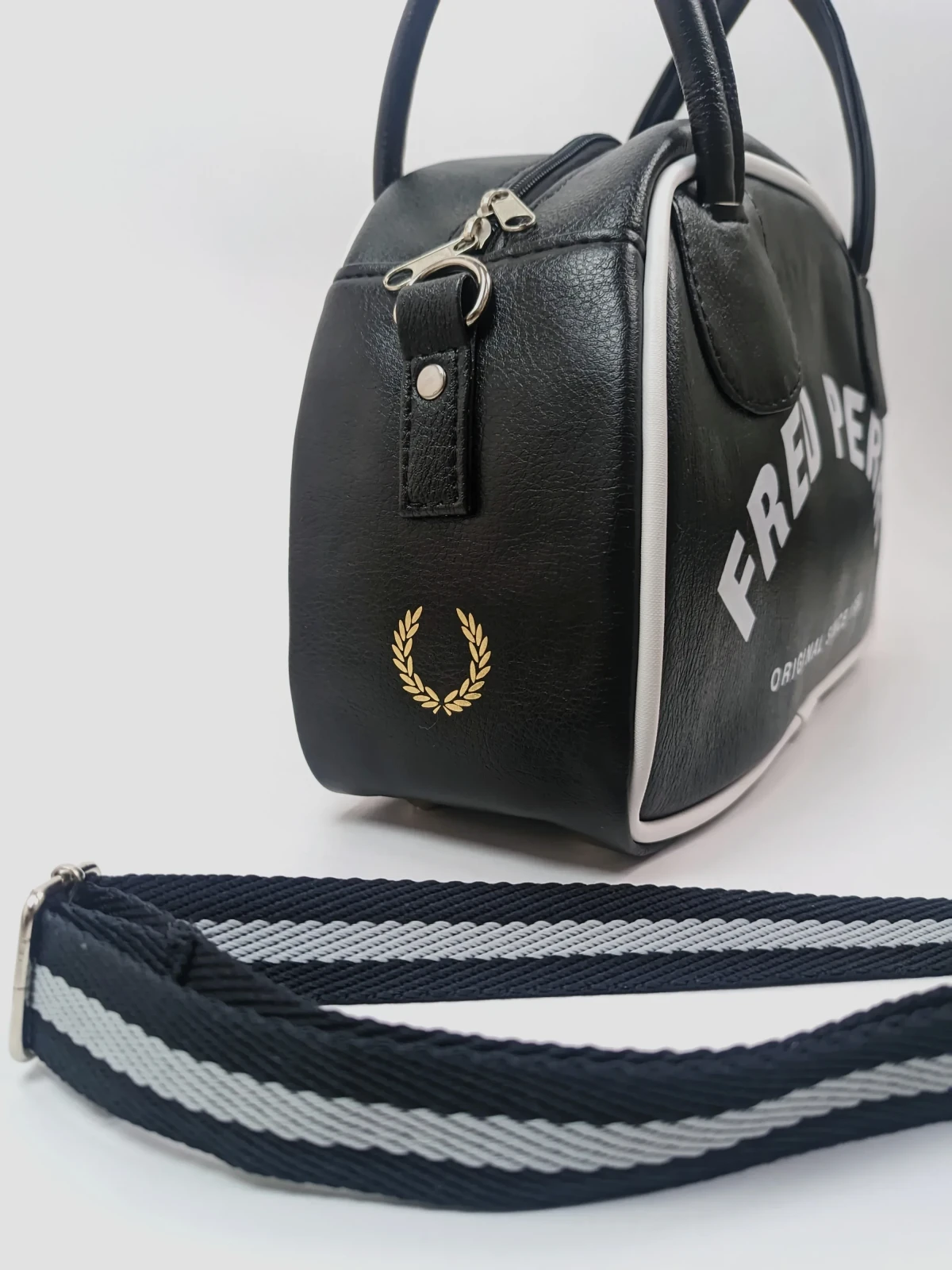 Bolso media luna fred perry 2