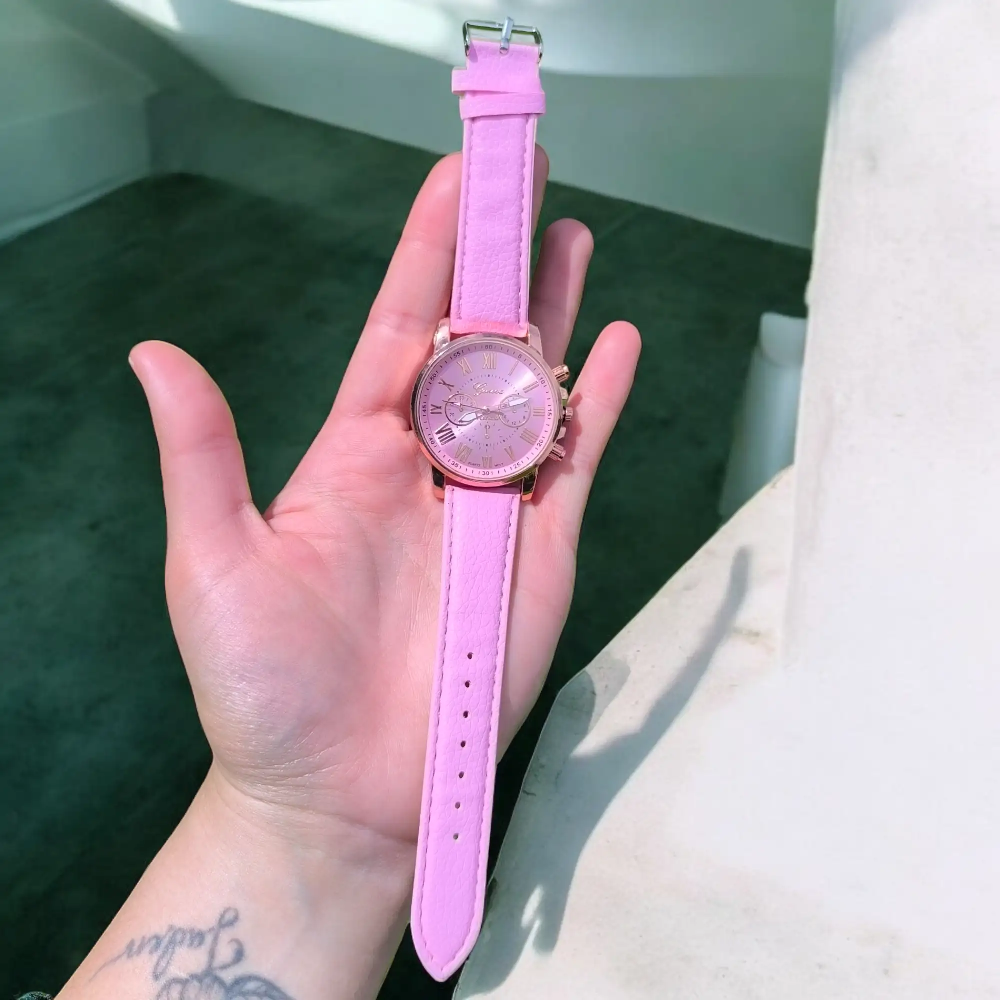 Reloj redondo rosa