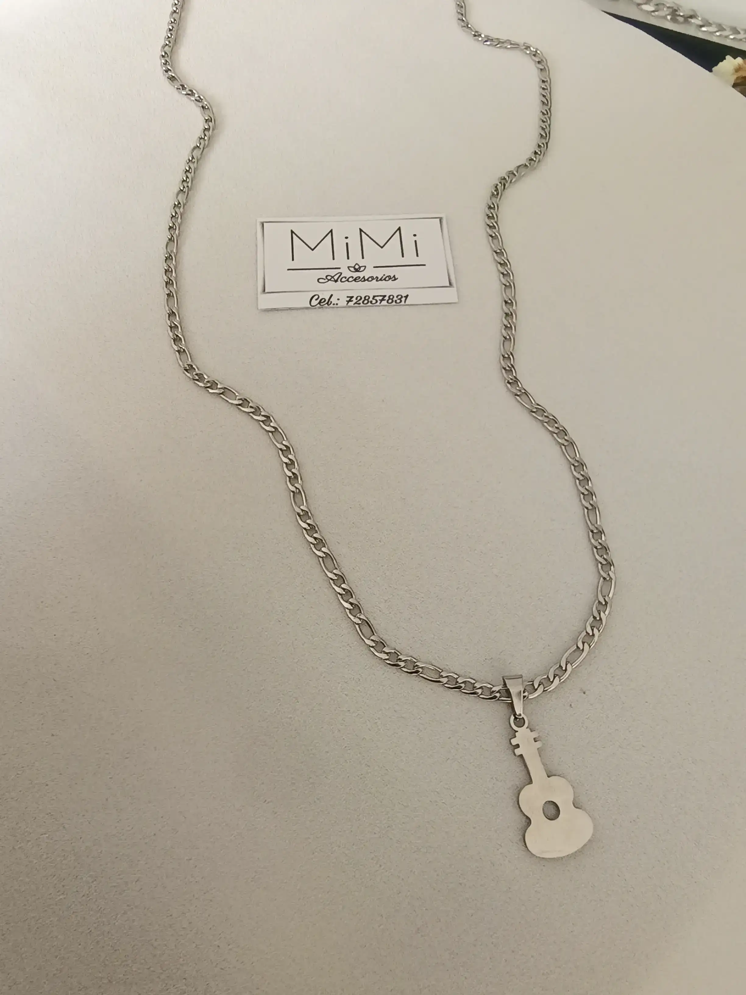 Cadena con dije de guitarra en acero inoxidable 