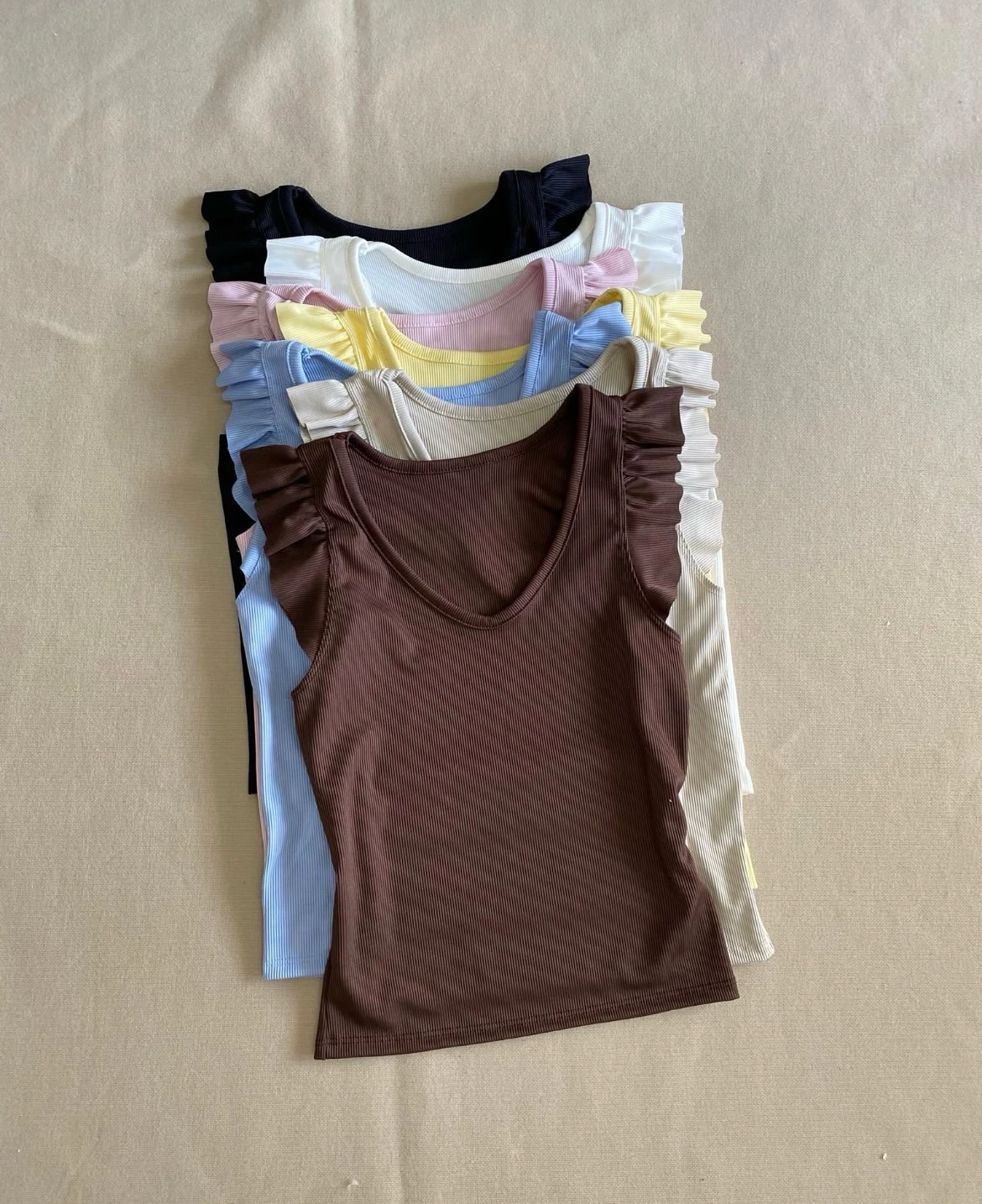 MUSCULOSA CON VOLADOS 