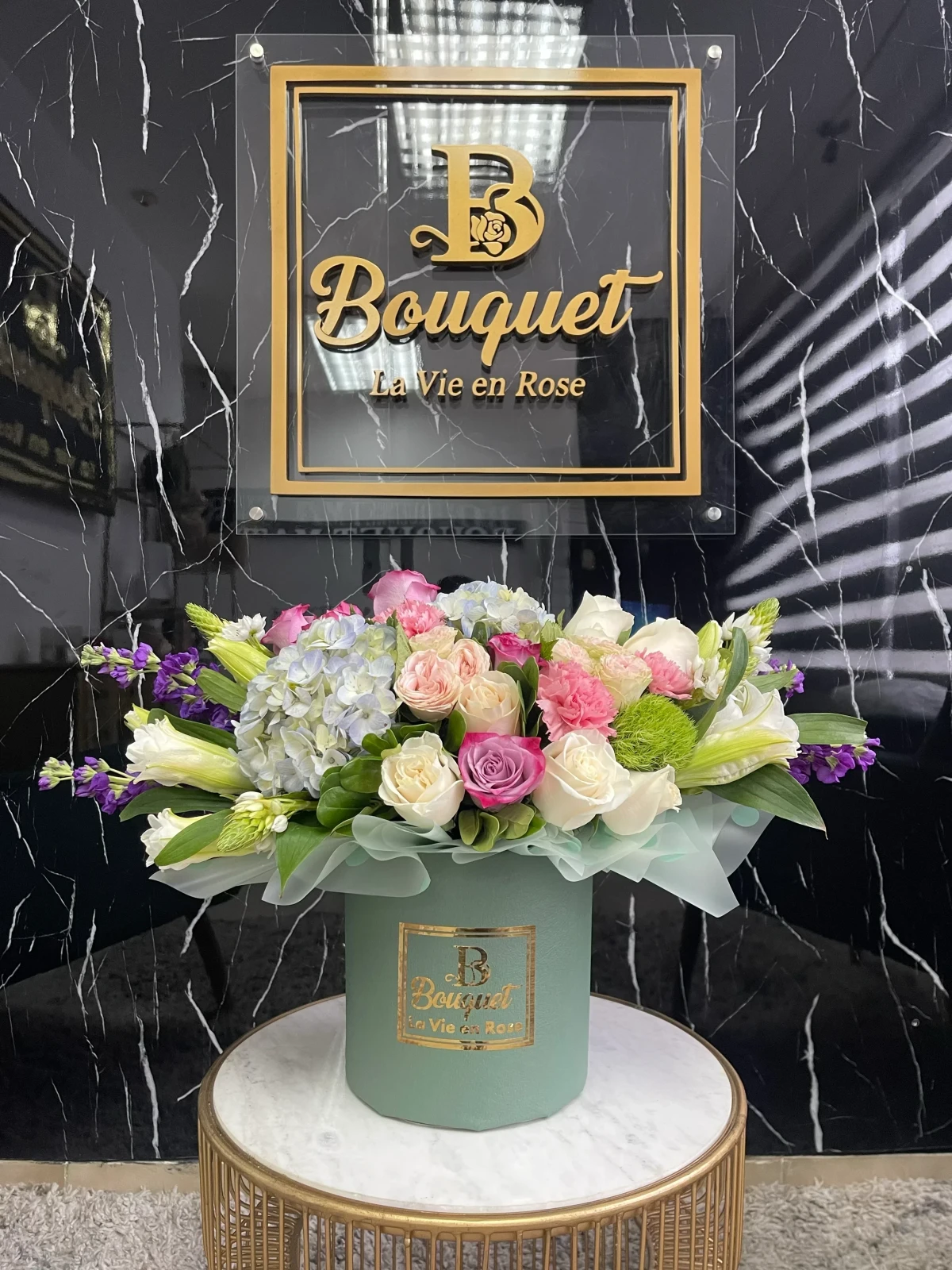 Bouquet mediano con papeleria y flores surtidas 2