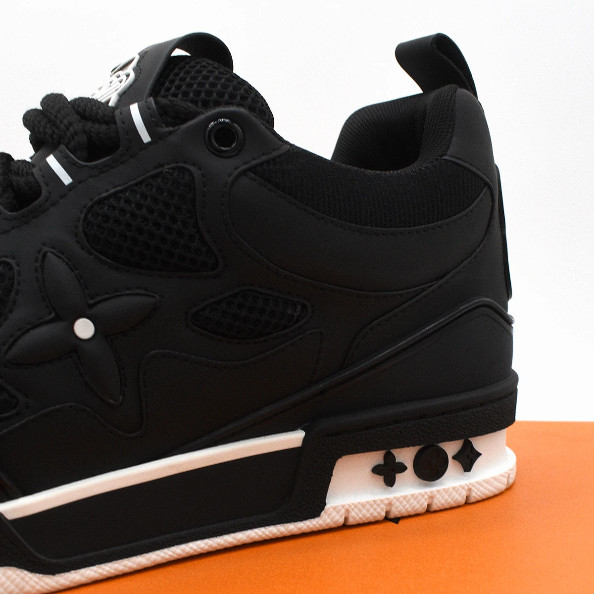 Louis Vuitton LV Skate Sneaker en blanco y negro 7