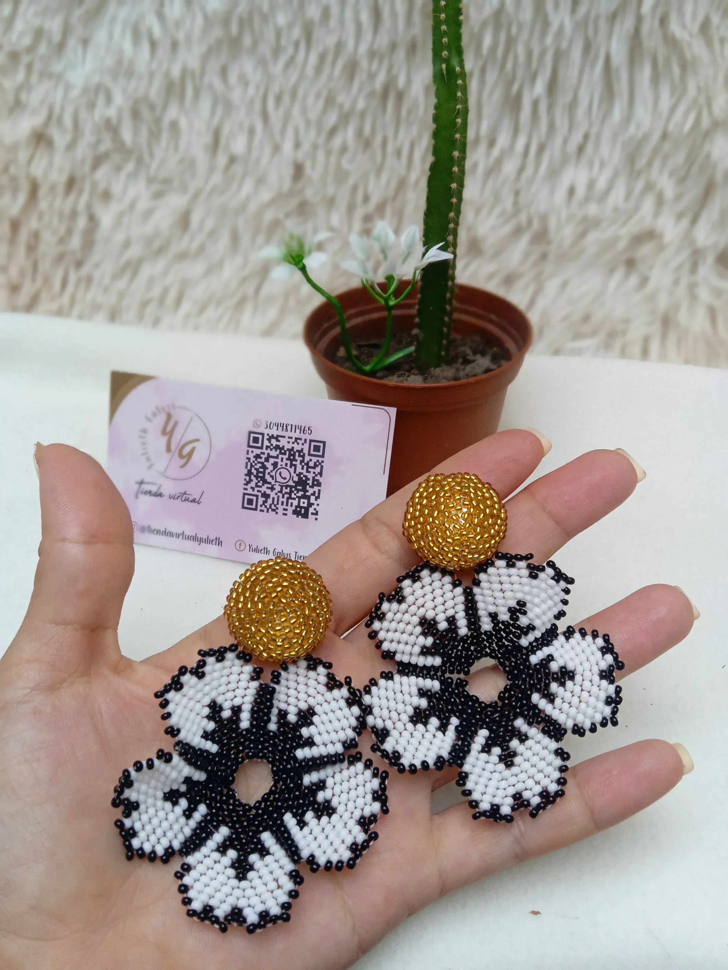 MAXI ARETE FLOR BLANCO/ NEGRO 