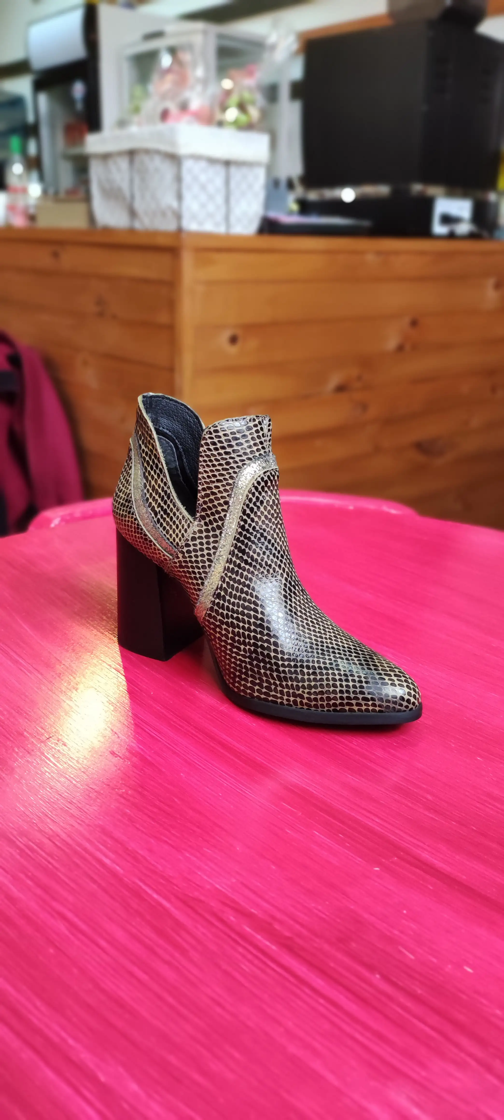 Botin amarillo alto dorado