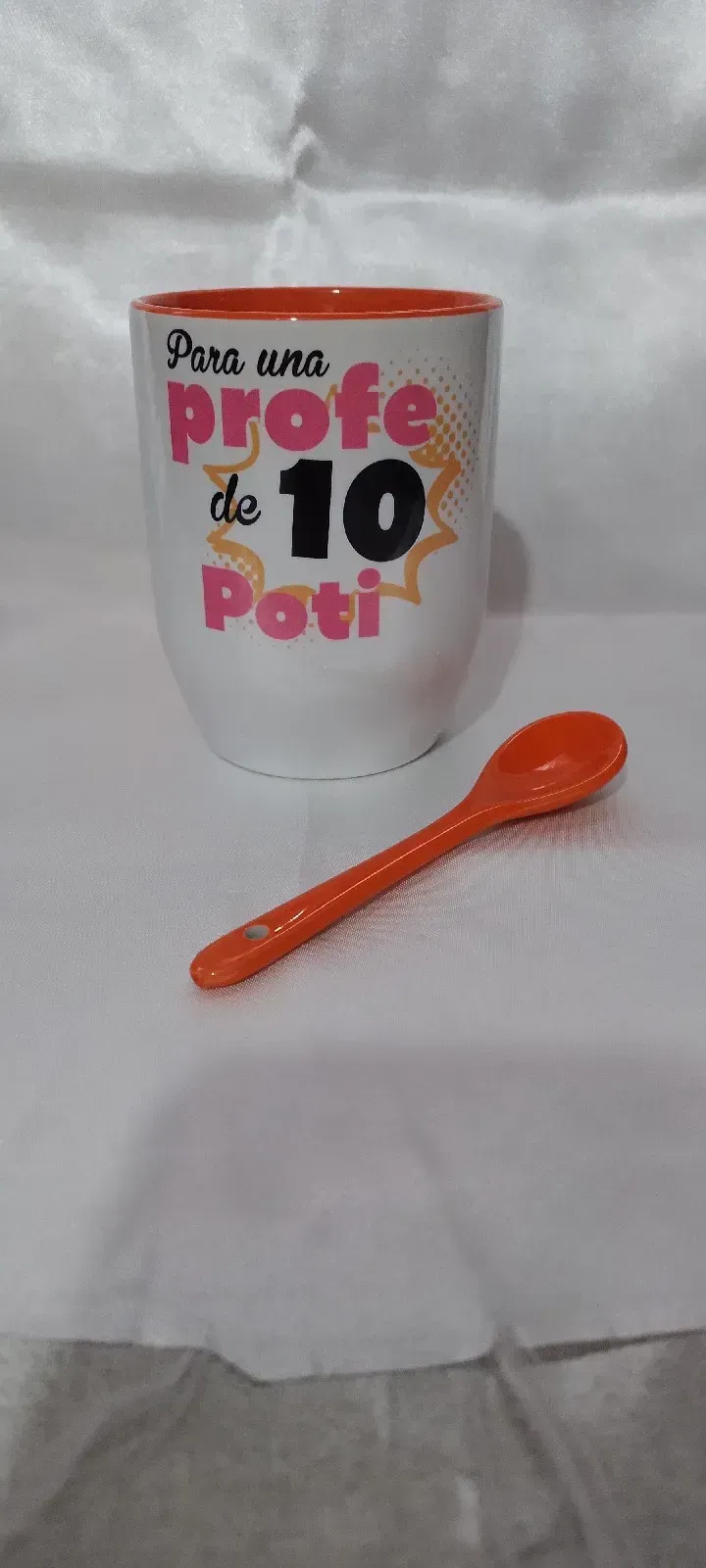 taza de cerámica con cuchara 