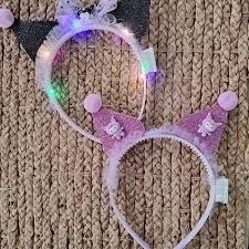 DIADEMA CON ESTAMPADO DE KUROMI Y LUCES