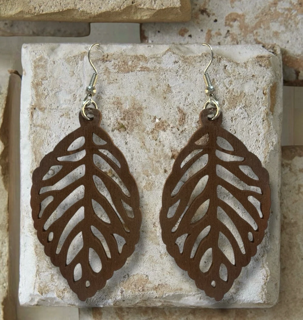 Pendientes con diseño de hoja en tono café 