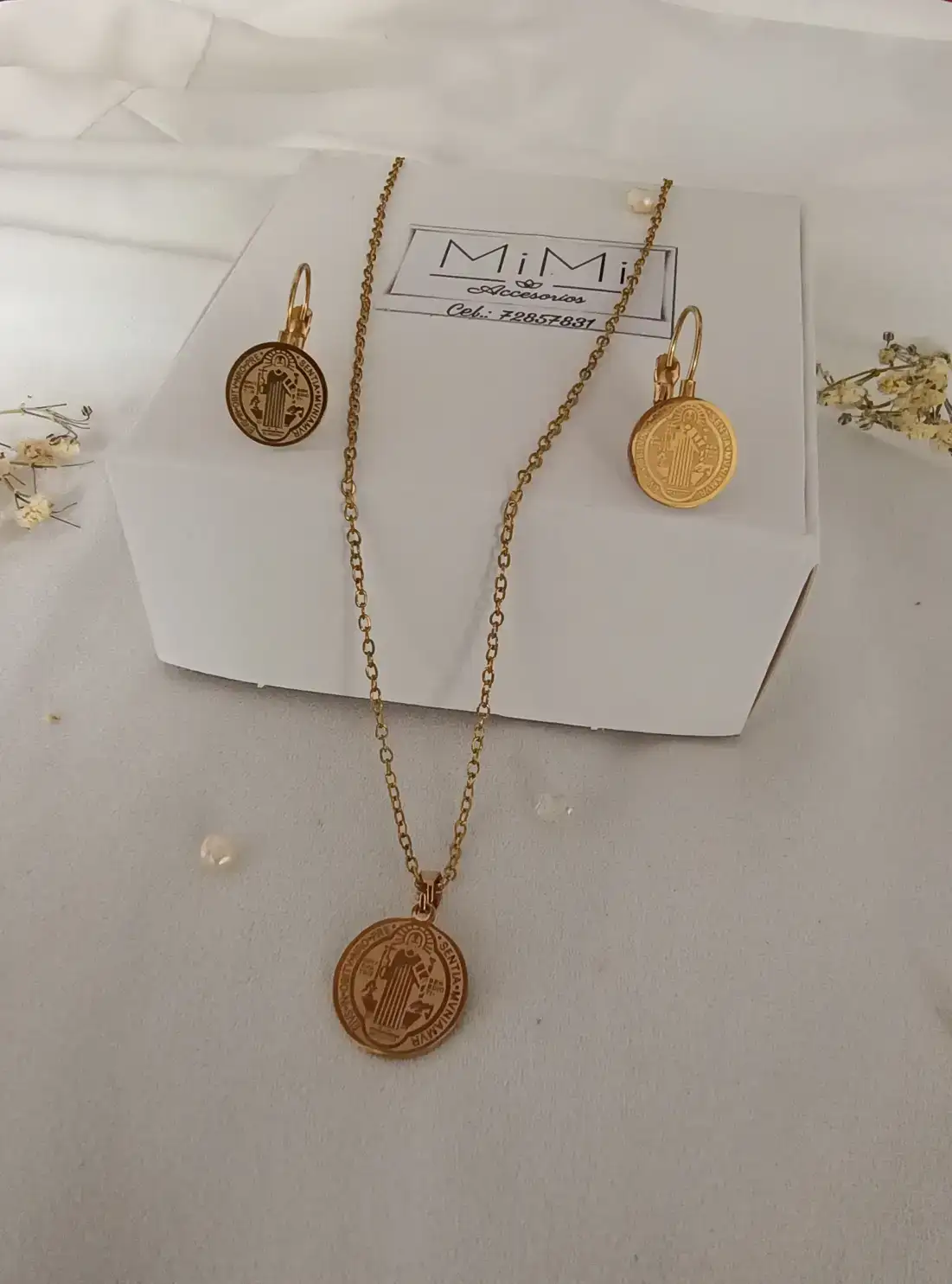 Juego de collar con dije y aritos de San Benito en acero inoxidable