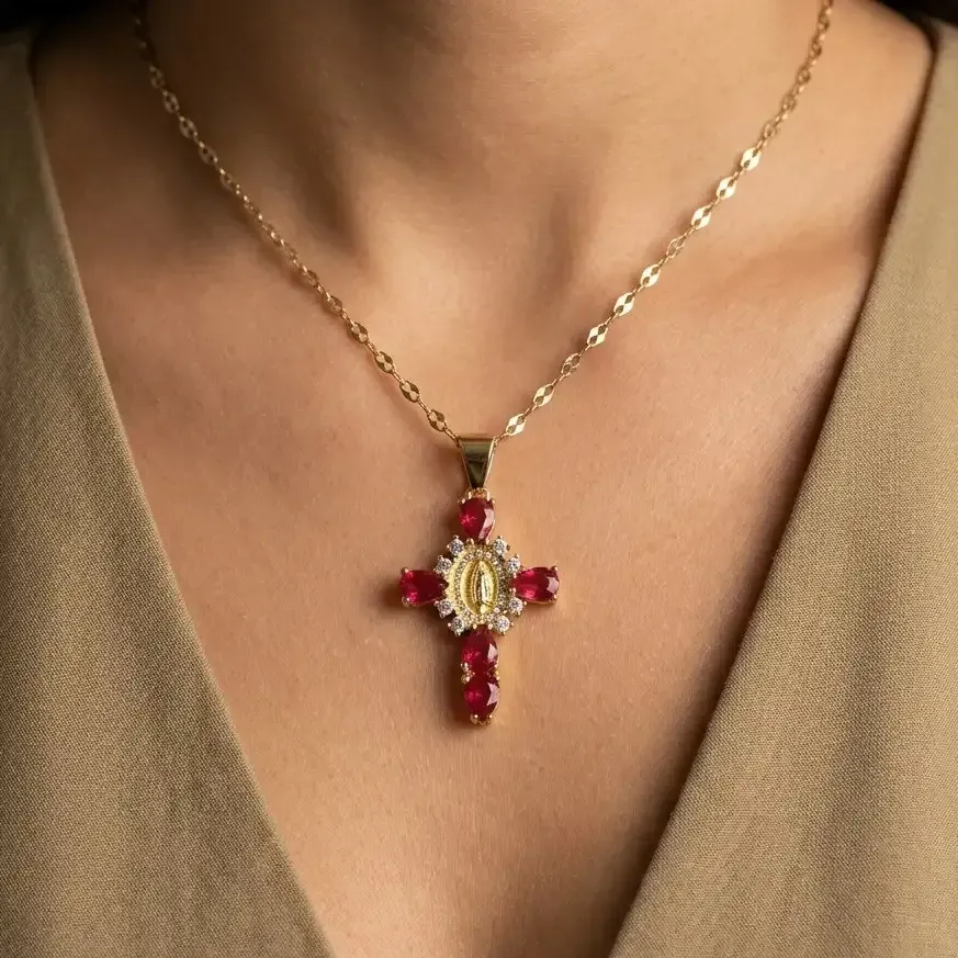 Cadena Y Dije En Acero Con Piedra Circon De Cruz Virgen De Guadalupe Fucsia Rojizo 2