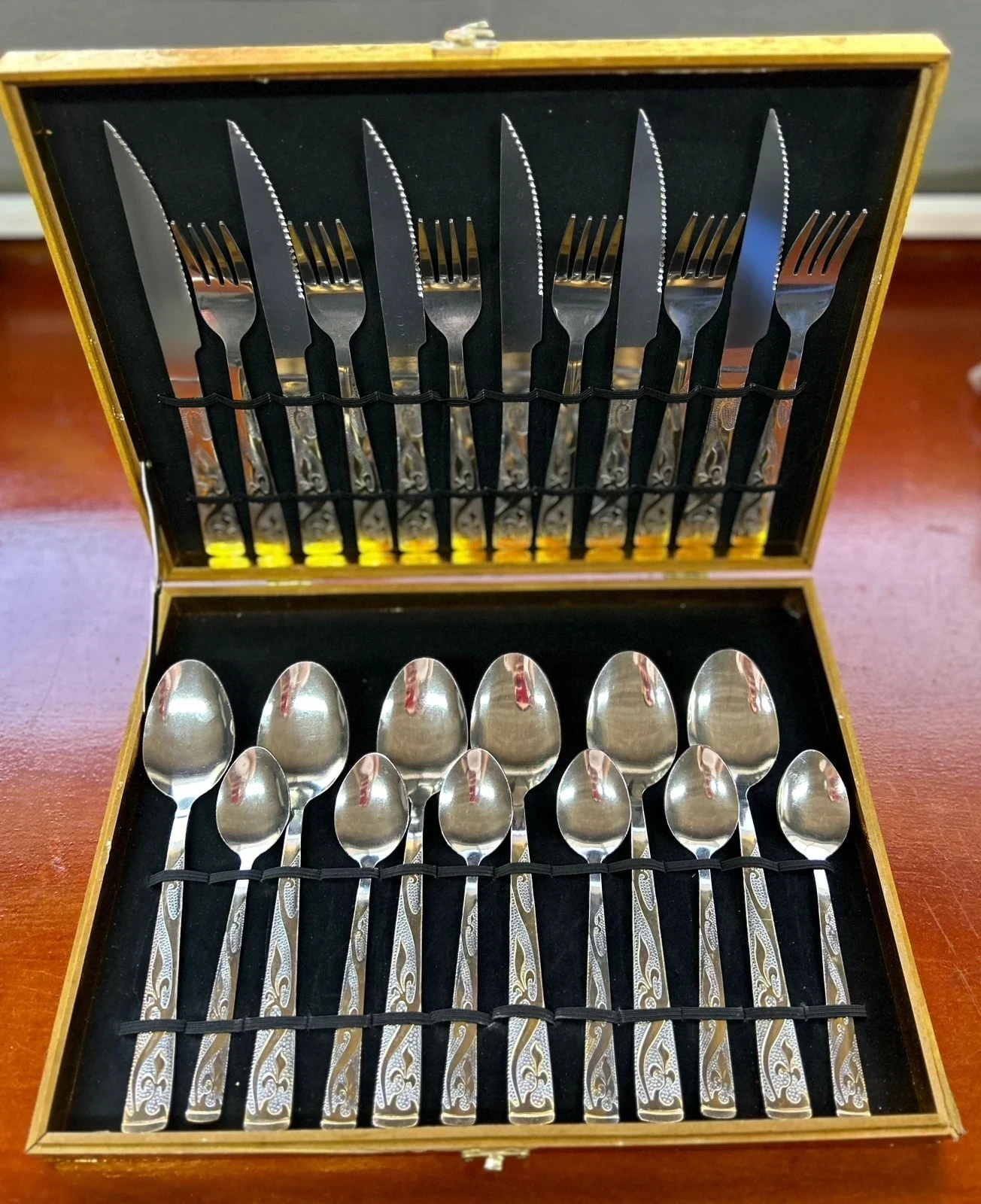 Set Juego De Cubiertos De 24 Piezas En Valija Dorada.