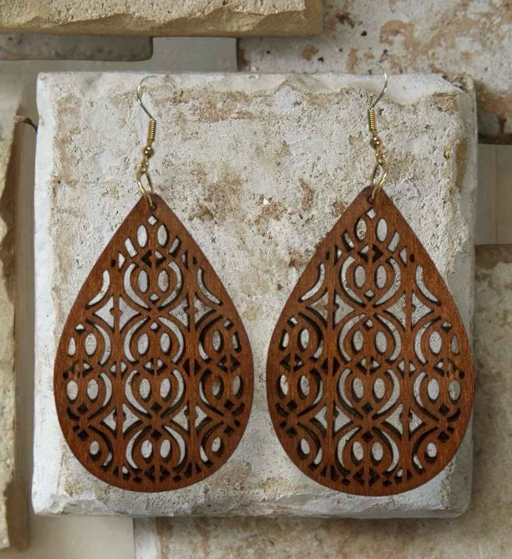 Pendientes tallados con diseño de gota