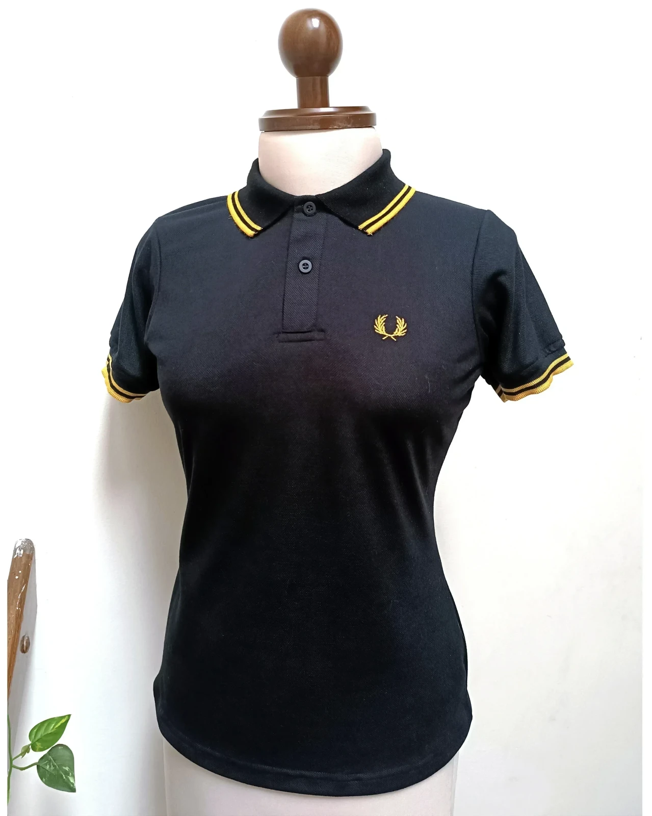 Camisa polo negra con amarillo 