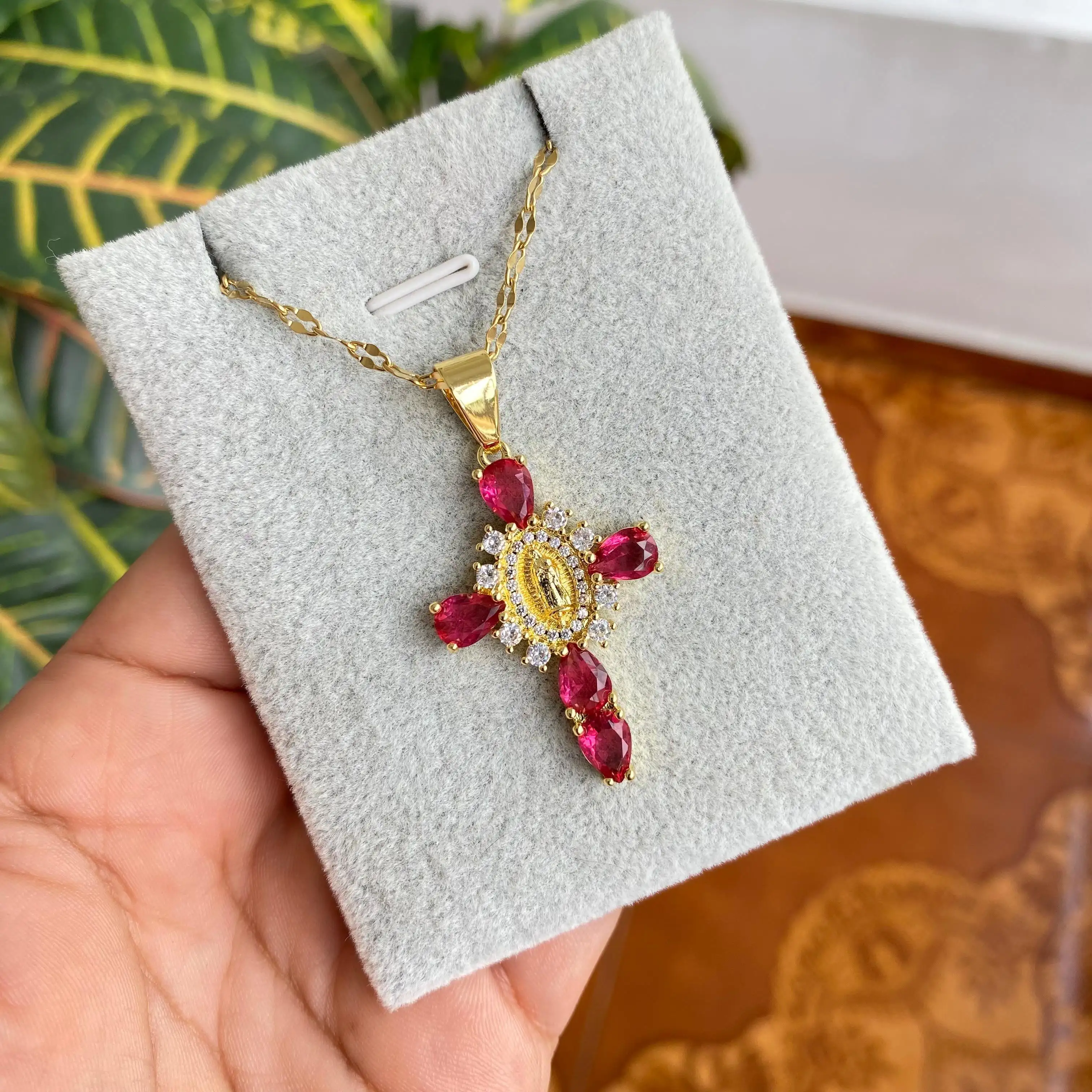 Cadena Y Dije En Acero Con Piedra Circon De Cruz Virgen De Guadalupe Fucsia Rojizo 3