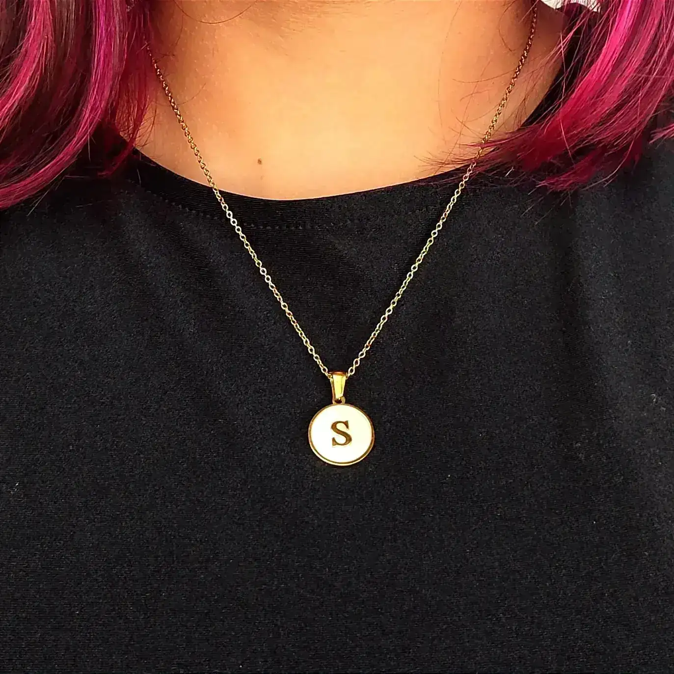 Collar con inicial de nácar